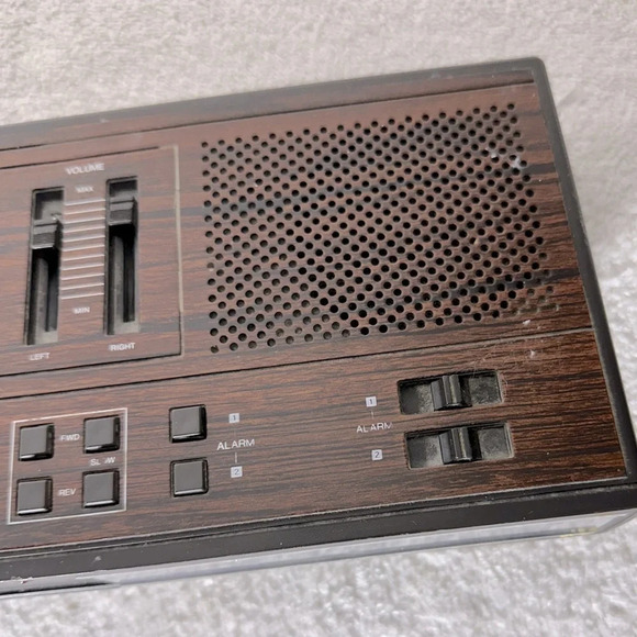 Vintage Realistic Digital  Clock Radio For Parts - Picture 10 of 14